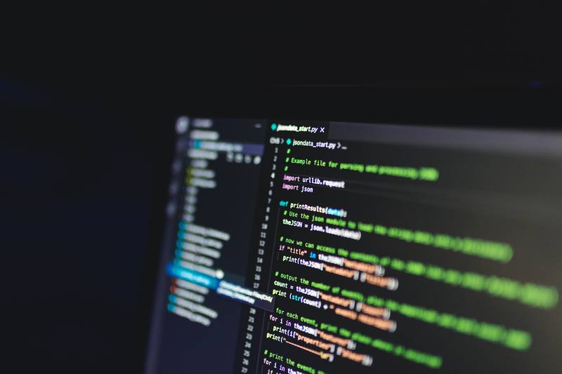 如何在UniApp中有效处理不同类型的下载文件